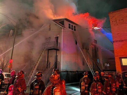 Pożar budynku w West Town, strażacy wśród rannych