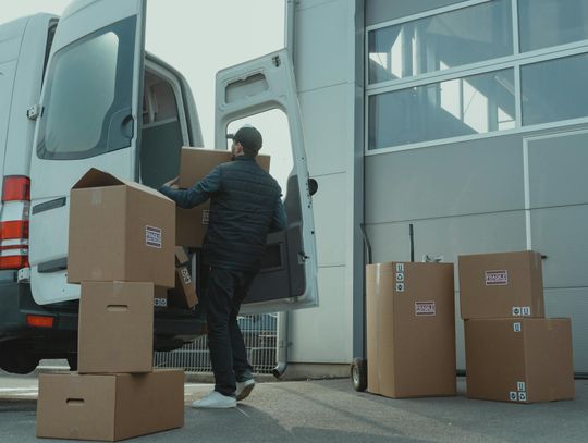 Praca kuriera w Polsce w 2025: wymagania, zarobki, rejestracja