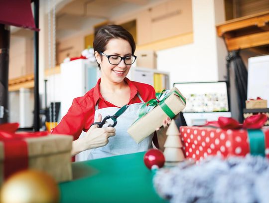 Praca w sezonie świątecznym w dobie AI i oszustw internetowych