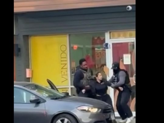 Pracownica wyciągnięta siłą przez ICE z przedszkola na oczach dzieci (WIDEO)