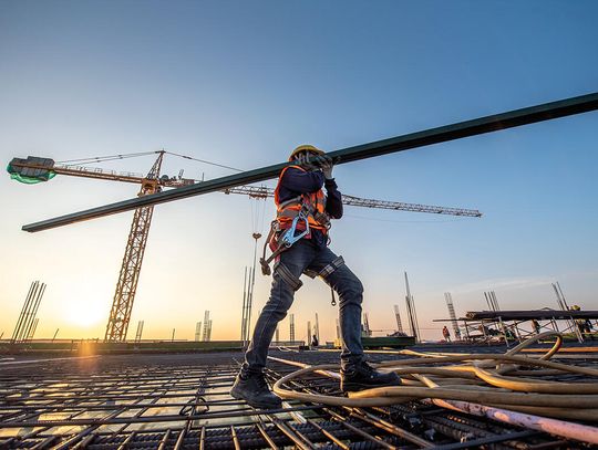 Pracownik budowlany śmiertelnie porażony prądem, drugi ranny