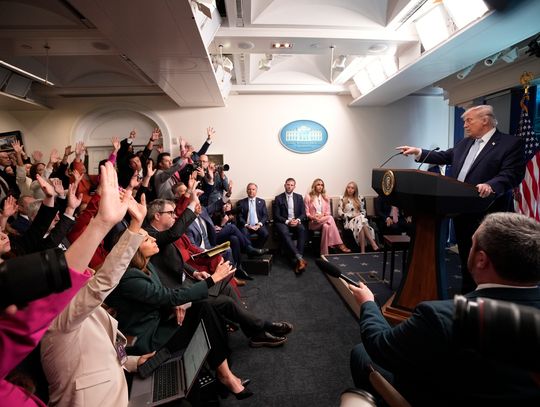 Prawnik dla PAP: zapowiedź Trumpa o atakach w Iranie niesie ryzyko popełnienia zbrodni wojennych