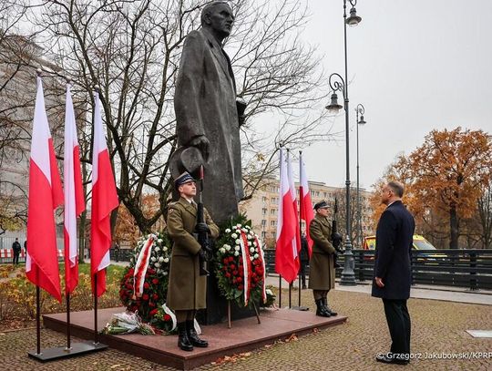 Prezydent Andrzej Duda złożył wieńce przed pomnikami Ojców Niepodległości