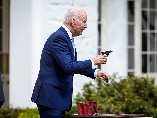 Prezydent Biden i Demokraci w Illinois poprali zakaz „broni widmo”