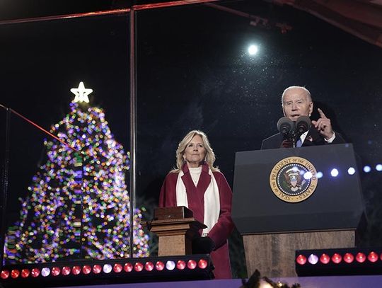 Prezydent Biden i pierwsza dama zapalili lampki na bożonarodzeniowej choince przed Białym Domem