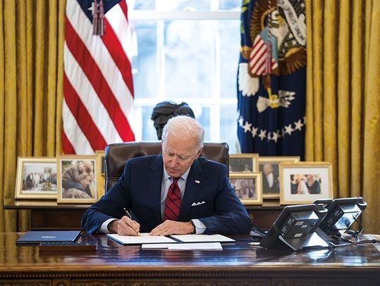 Prezydent Biden zniósł zakaz wydawania zielonych kart