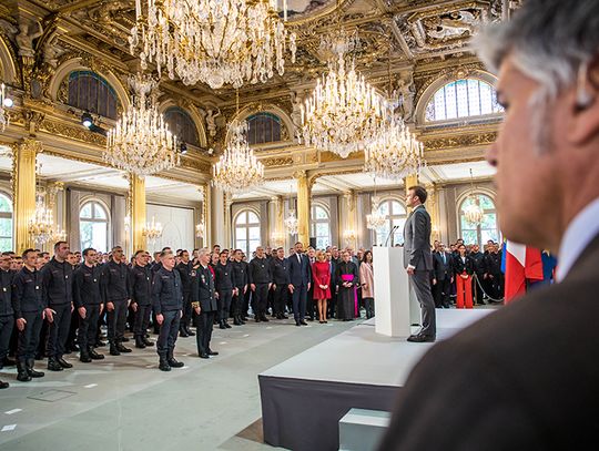 Prezydent Macron składa hołd strażakom, którzy gasili pożar Notre Dame (ZDJĘCIA)