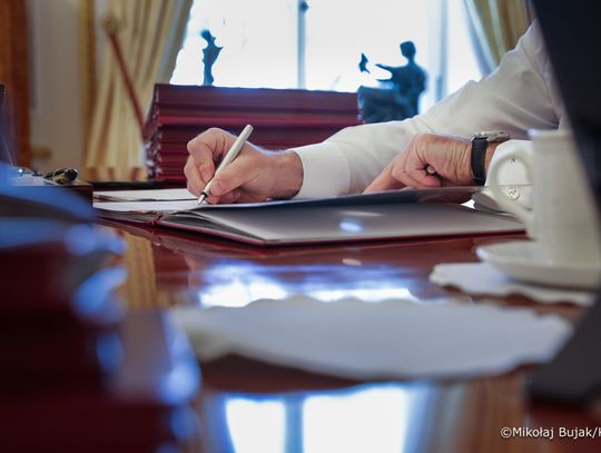 Prezydent podpisał ustawy umożliwiające obniżkę cen paliw