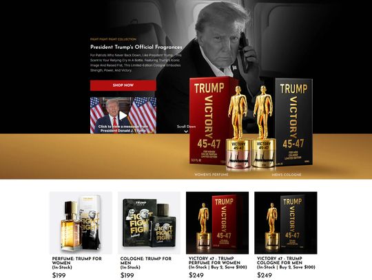 Prezydent reklamuje perfumy marki Trump w złotym flakonie