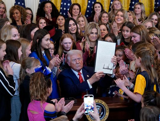 Prezydent Trump podpisał rozporządzenie wykonawcze wykluczające sportowców transpłciowych z udziału w zawodach sportowych kobiet