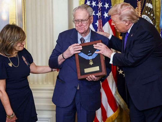 Prezydent Trump pośmiertnie odznaczył sierż. Ollisa, który w Afganistanie uratował polskiego żołnierza (WIDEO)