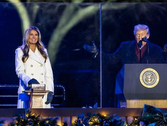 Prezydent Trump uroczyście rozświetlił choinkę koło Białego Domu (WIDEO)