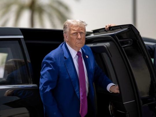 Prezydent Trump w poniedziałek ma rozmawiać z Putinem i Zełenskim