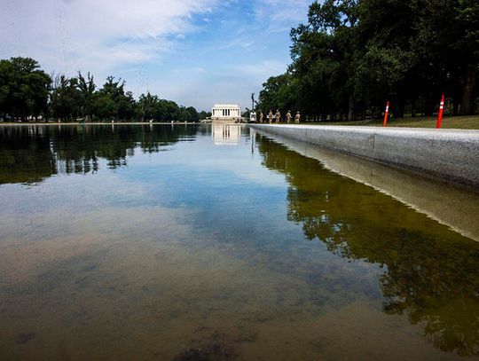 Prezydent Trump zarzuca „wandalom” uszkodzenie wyremontowanego za miliony dolarów Reflecting Pool