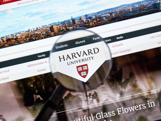 Prezydent zakazuje wjazdu cudzoziemcom, chcącym studiować na Harvardzie