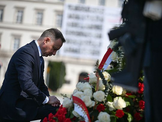 Prezydent złożył wieńce przed pomnikami Lecha Kaczyńskiego oraz Ofiar Tragedii Smoleńskiej (WIDEO)