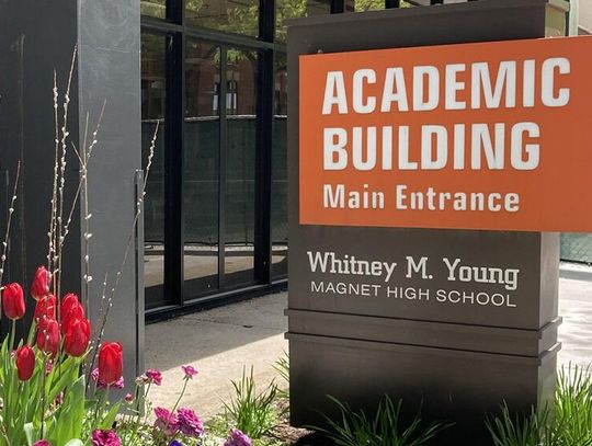 Próba wniesienia broni do liceum Whitney Young w pierwszy dzień zajęć