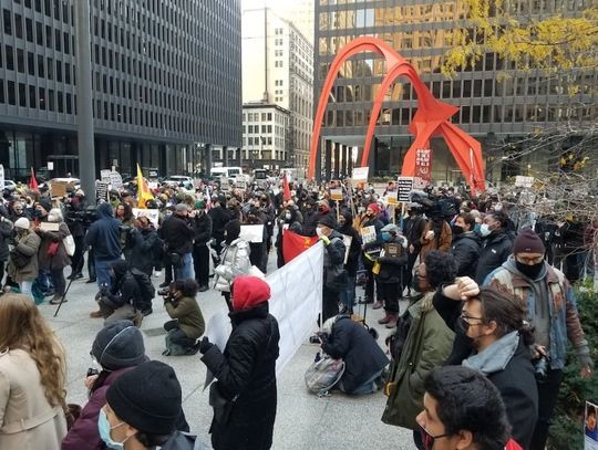 Protesty przeciwników uniewinnienia Kyle’a Rittenhouse’a (ZDJĘCIA-WIDEO)