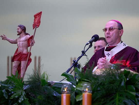 Prymas: niech Zmartwychwstały Pan dotknie nas ogniem miłości, by ci, którzy niewinnie cierpią nie utracili nadziei (WIDEO)