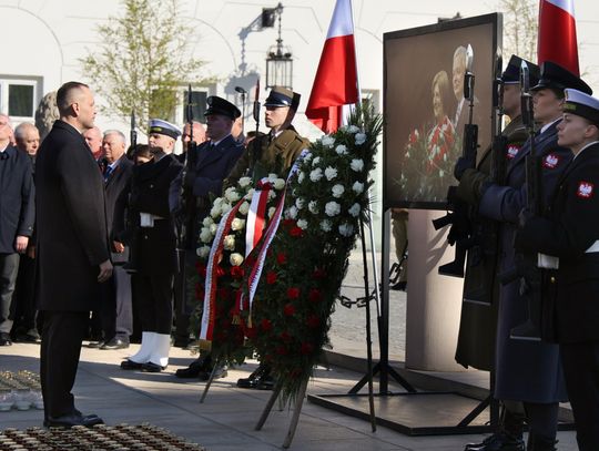 Przed Pałacem Prezydenckim Apel Pamięci z udziałem prezydenta i polityków PiS