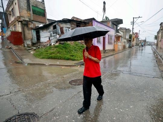 Przed świtem w środę huragan Melissa dotarł nad Kubę
