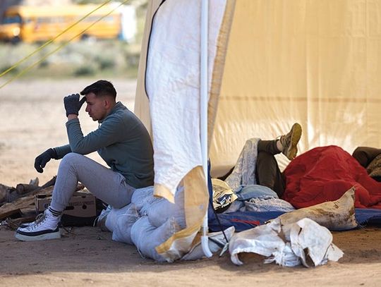 Przedmieścia nie chcą powiatowych pieniędzy na pomoc migrantom – większość z nich nie chce też migrantów