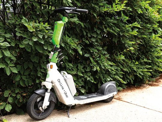 Przedmieścia wprowadzają przepisy mające ukrócić lekkomyślną jazdę elektrycznymi rowerami i hulajnogami