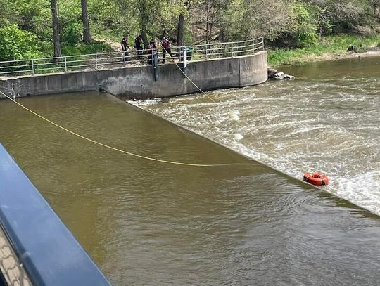 Przepłynął rzekę Fox, uciekając przed policją po wędkowaniu bez licencji i naruszeniach imigracyjnych