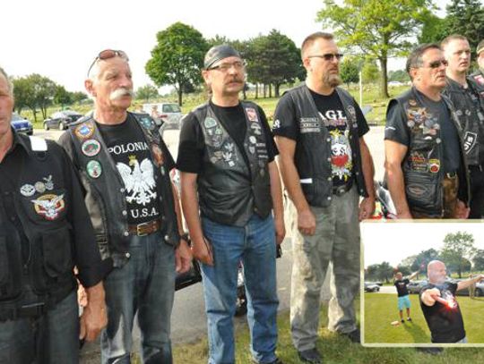 Race i motocykliści w kwaterze weterańskiej w rocznicę powstania