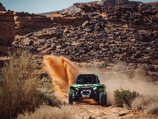 Rajd Dakar – Eryk Goczał nie zwalnia tempa, problemy Hołowczyca