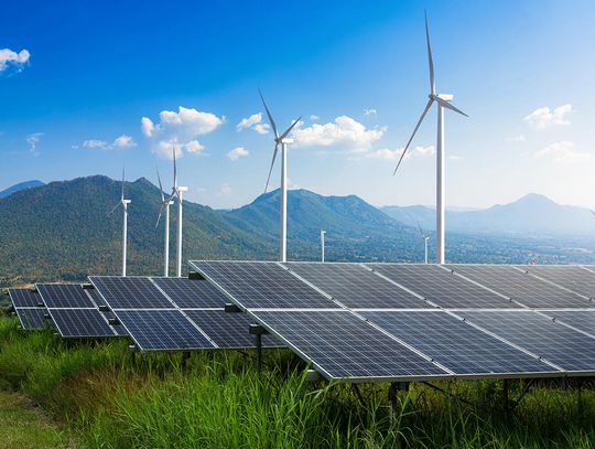 Raport: Po raz pierwszy farmy słoneczne i wiatrowe wytworzyły więcej energii niż elektrownie węglowe