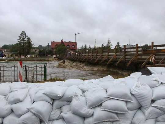 REKORDOWE ULEWY W POLSCE. Kolejne ewakuacje, stany alarmowe przekroczone na 59 wodowskazach