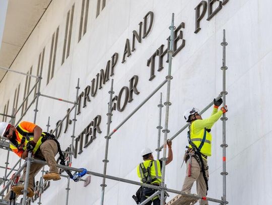 Robotnicy zaczęli usuwać nazwisko Trumpa z fasady Kennedy Center