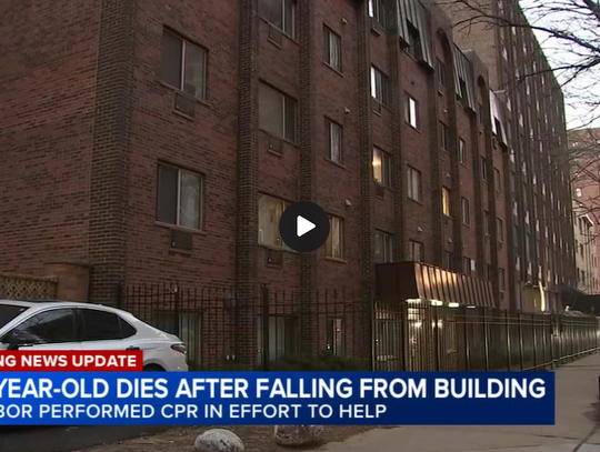 Roczne dziecko wypadło z 4. piętra na północy Chicago