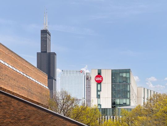Rosną koszty studiów na uniwersytetach publicznych w Illinois
