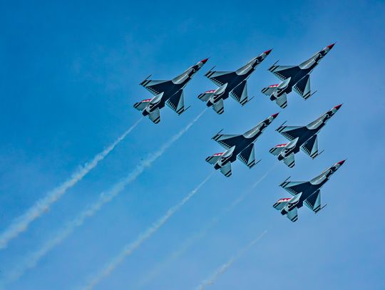 Rozbite szyby w apartamentowcach nad jeziorem podczas ćwiczeń przed Air& Water Show