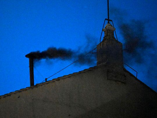 Rozpoczęło się konklawe, w pierwszym głosowaniu nie wybrano papieża