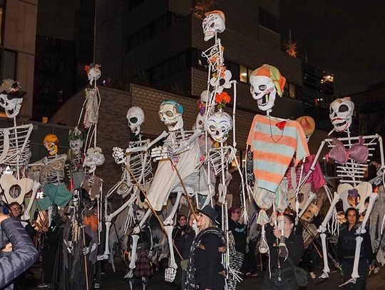 Rozradowane kościotrupy, kukły i czarownice wypełniły w Paradzie Halloween ulice Manhattanu (ZDJĘCIA)