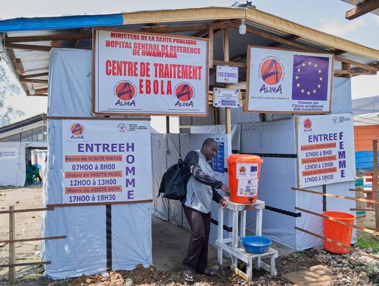Rząd: już prawie 1,1 tys. potwierdzonych zakażeń wirusem ebola; zmarło 277 osób