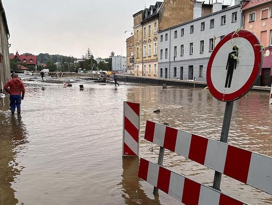 Rząd zamierza wprowadzić stan klęski żywiołowej. Zalane miasta zamykają przedszkola, szkoły, sądy