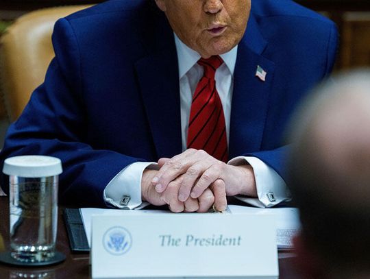 Rzeczniczka Białego Domu: prezydent ma siniaki na ręce z powodu częstych uścisków dłoni Rzeczniczka Białego Domu: prezydent ma siniaki na ręce z powodu częstych uścisków dłoni