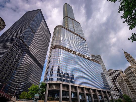 Rzucał kamieniami w okna Trump Tower, policja chicagowska szuka wandala