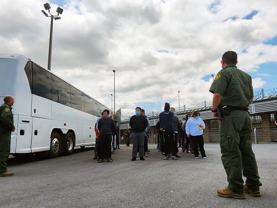 Sąd Najwyższy ułatwił administracji drogę do deportacji imigrantów