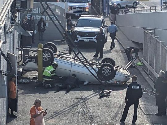 Samochód spadł z dachu parkingu centrum handlowego Harlem Irving Plaza