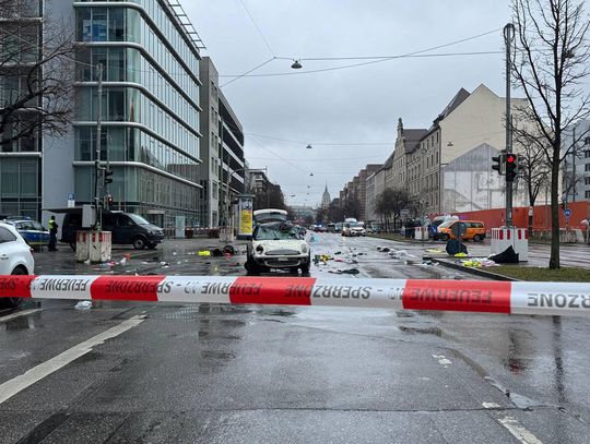 Samochód wjechał w grupę ludzi w Monachium; władze: to prawdopodobnie zamach (WIDEO)