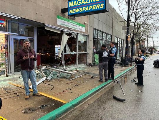 Samochód wjechał w kawiarnię na północnym zachodzie Chicago Samochód wjechał w kawiarnię na północnym zachodzie Chicago