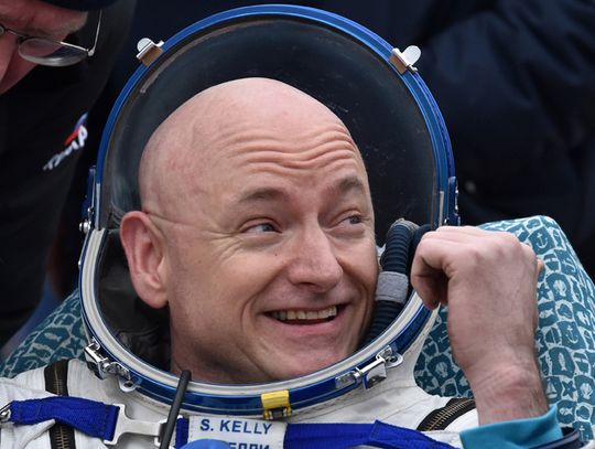 Scott Kelly i Michaił Kornijenko powrócili na Ziemię po 340 dniach na ISS (ZDJĘCIA)