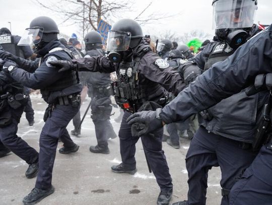 Sędzia federalna zakazała aresztowań uczestników pokojowych demonstracji w Minneapolis