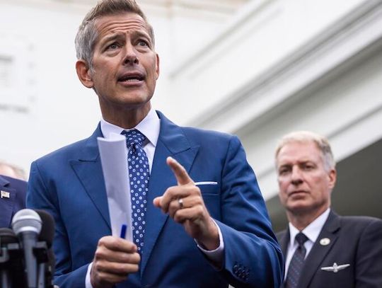 Sekretarz transportu zapowiedział zmniejszenie liczby lotów o 10 proc. w związku z shutdownem