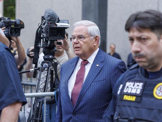 Senator Menendez złożył swój mandat w następstwie wyroku skazującego go za korupcję